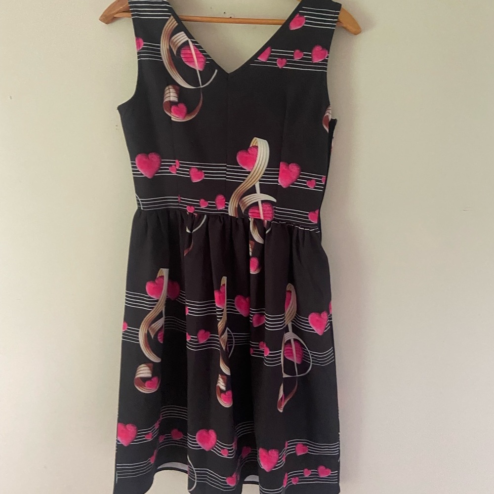 Adorable musical note, G  treble clef, music lovers dress, S small